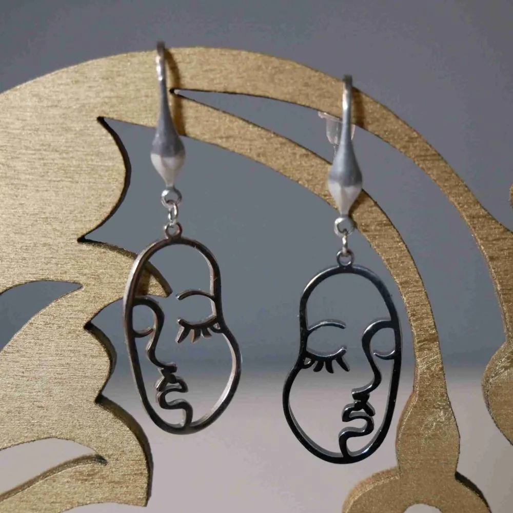 Stile Elegante e audace - Orecchini in Acciaio Inossidabile "Faces" con Pendente a Forma di Volto
