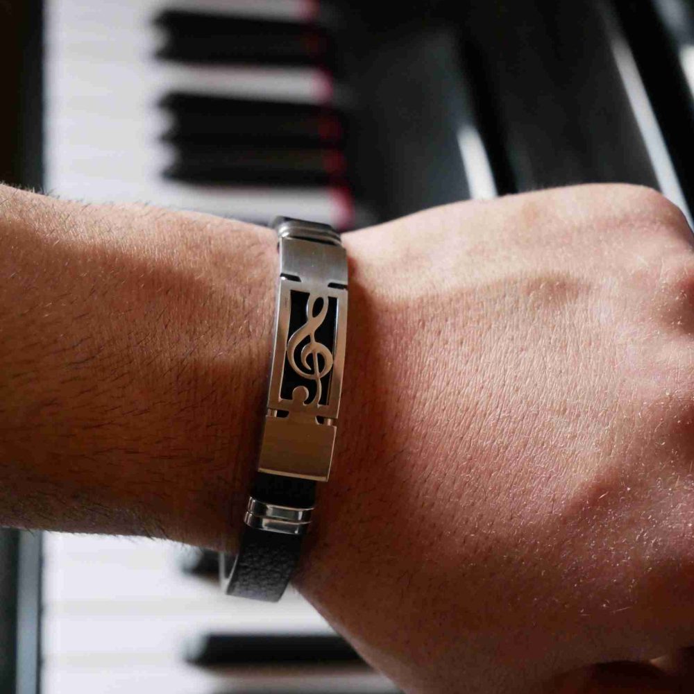 Bracciale Uomo in Acciaio Inossidabile e Gomma: Design Contemporaneo per un Accessorio alla Moda