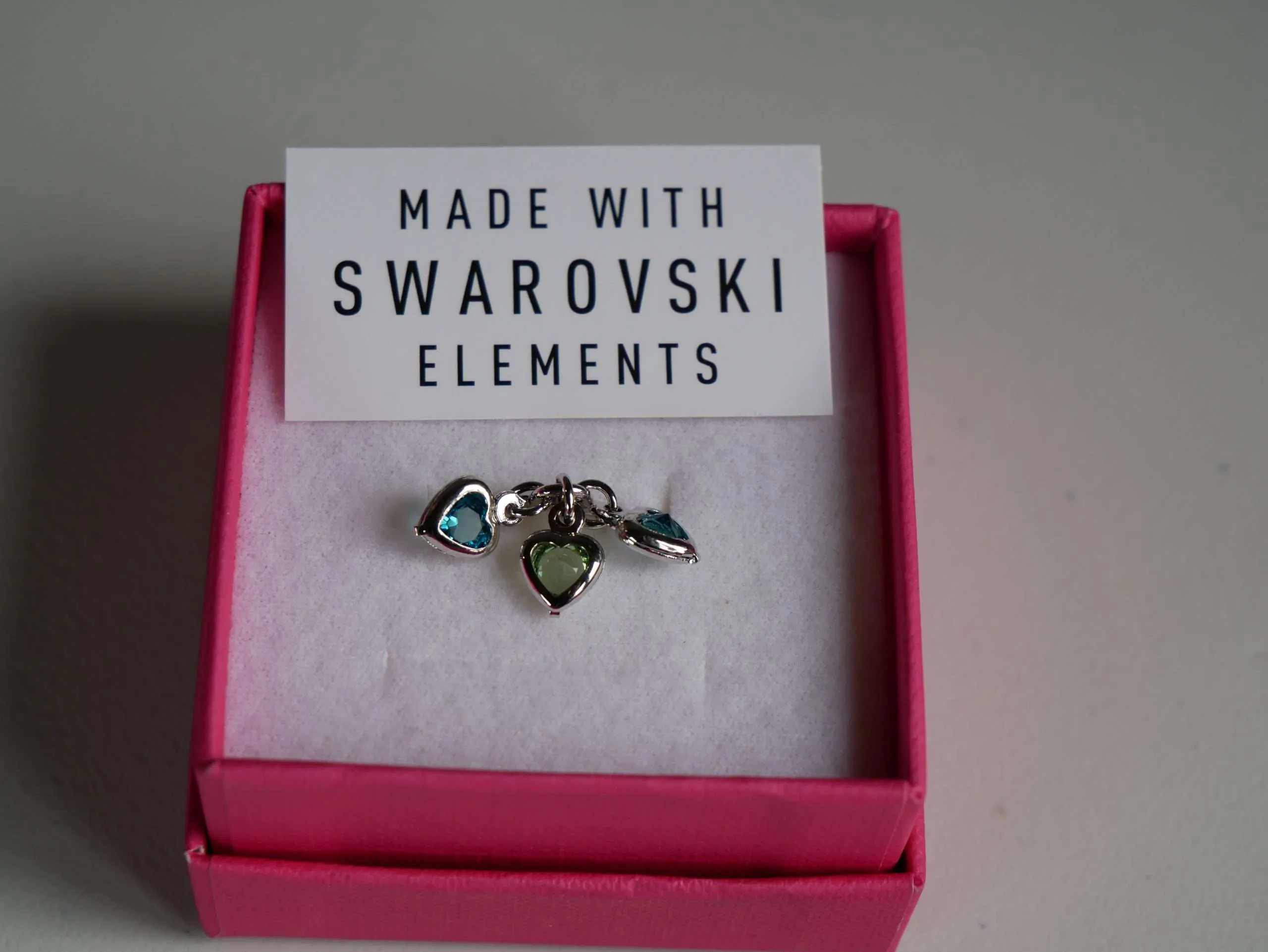 Glamour a Tre Cuori: Anello con Pendenti e Pietre Swarovski - immagine 3