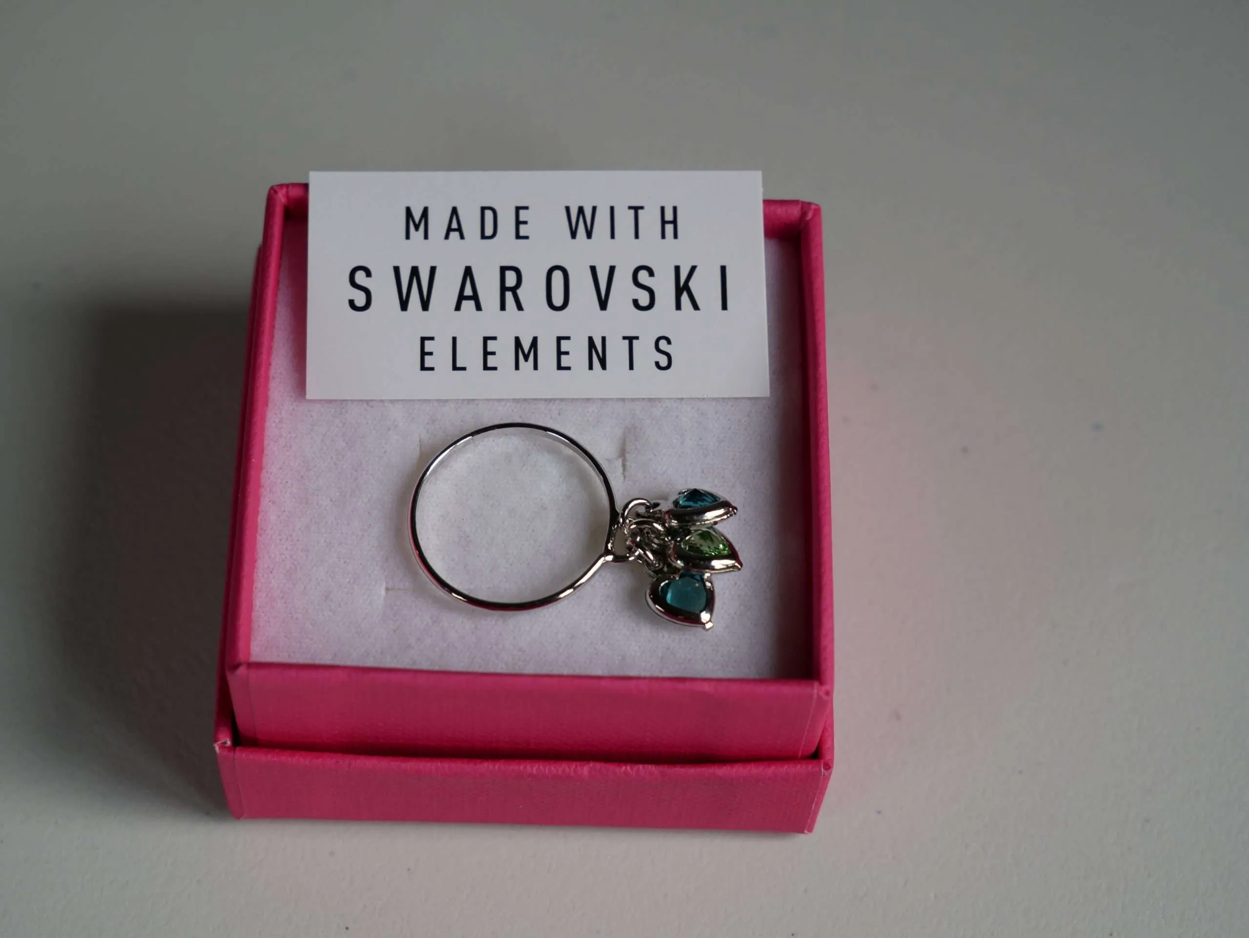 Glamour a Tre Cuori: Anello con Pendenti e Pietre Swarovski - immagine 2