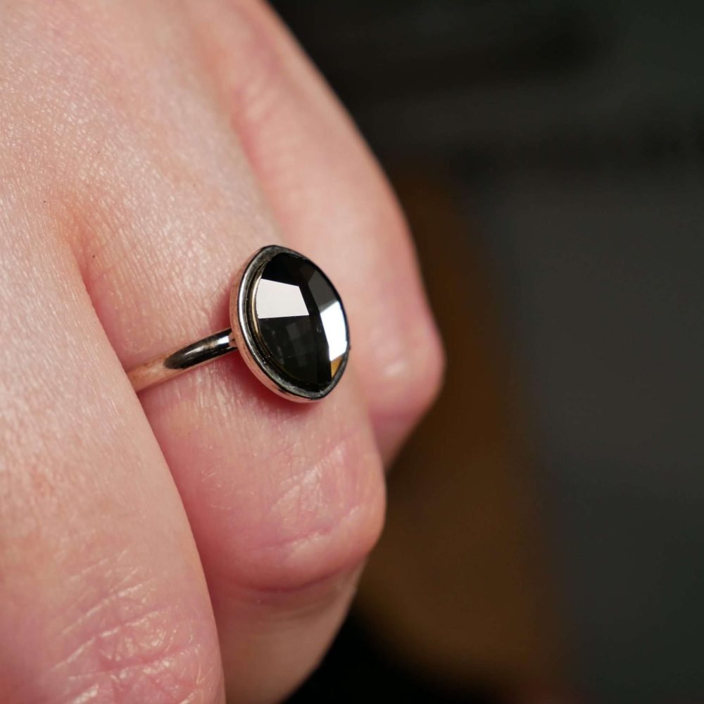 anello-pietra-swarovski-ovale-grigia-eleganza-sophisticata