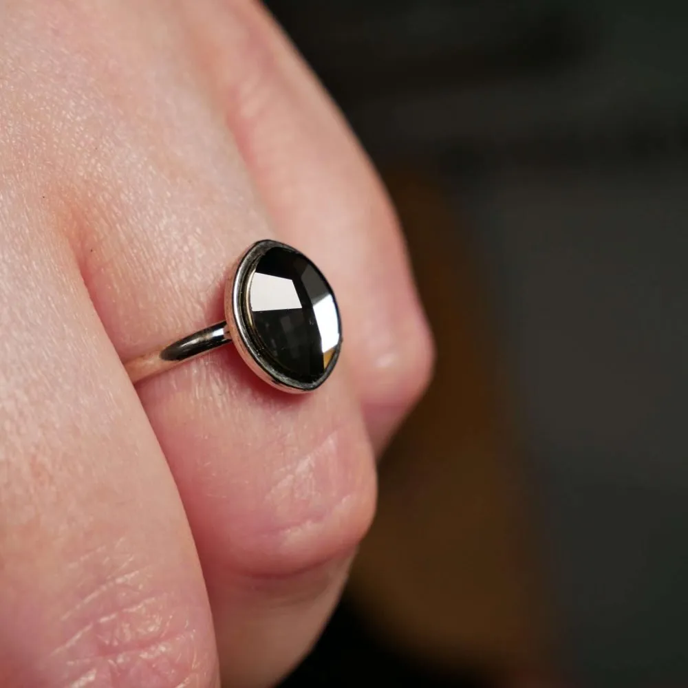 anello-pietra-swarovski-ovale-grigia-eleganza-sophisticata