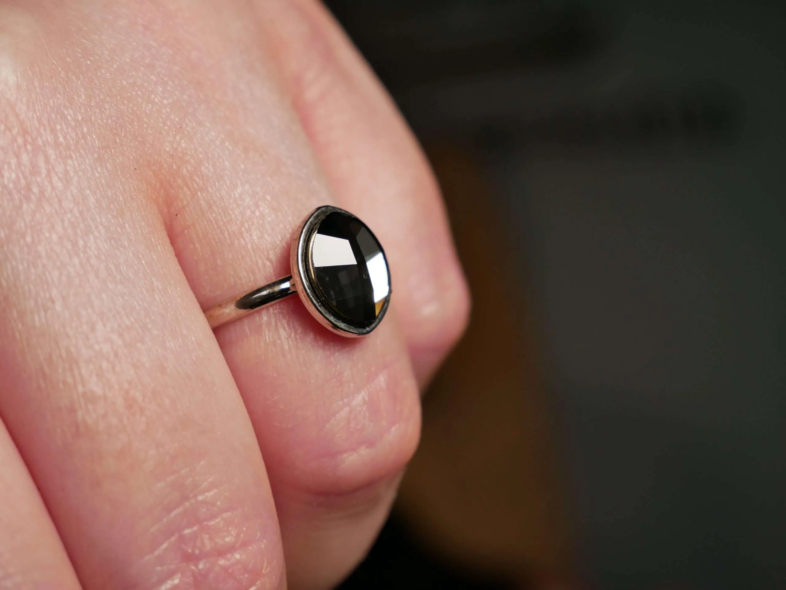 anello-pietra-swarovski-ovale-grigia-eleganza-sophisticata