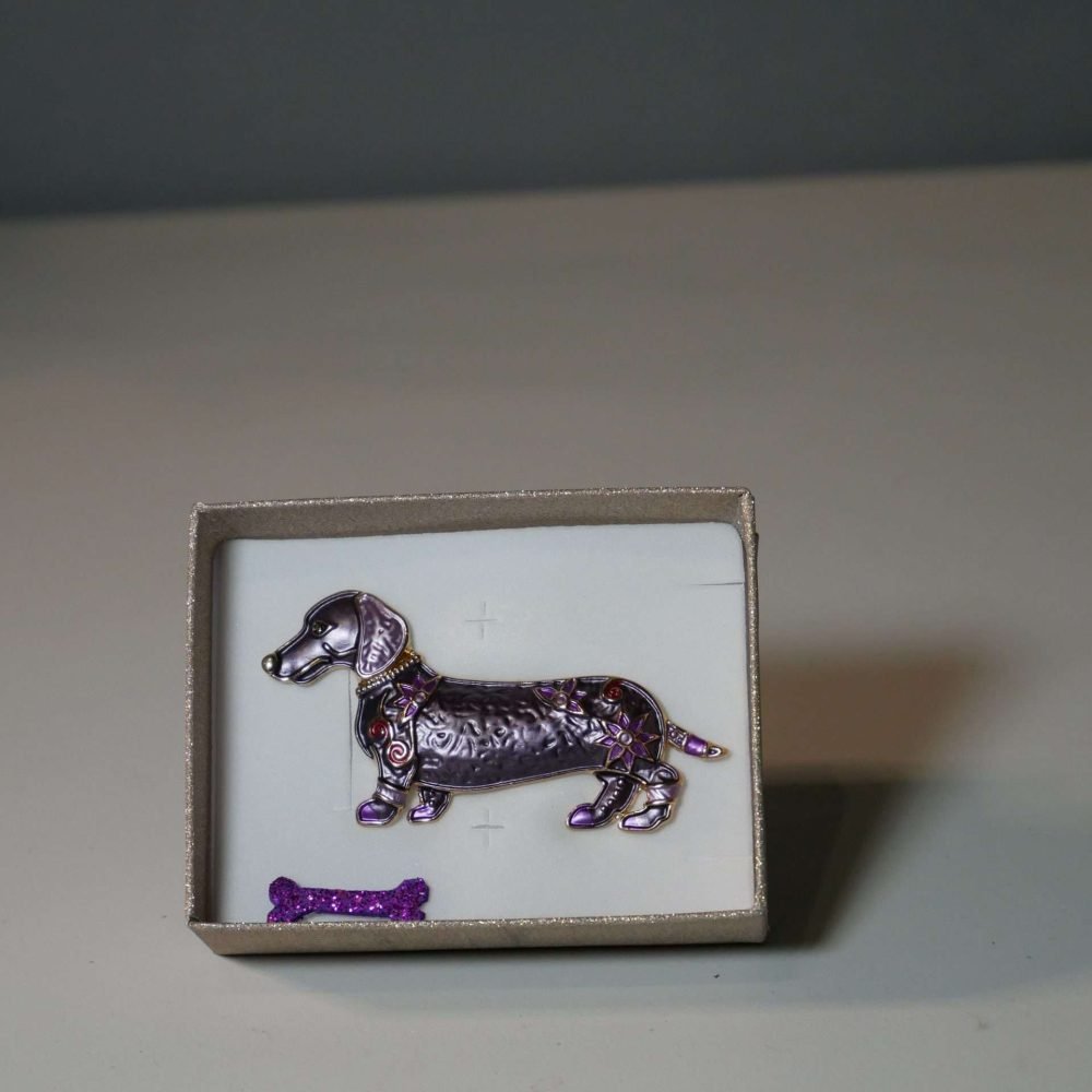 Spilla bassotto in ottone smaltato