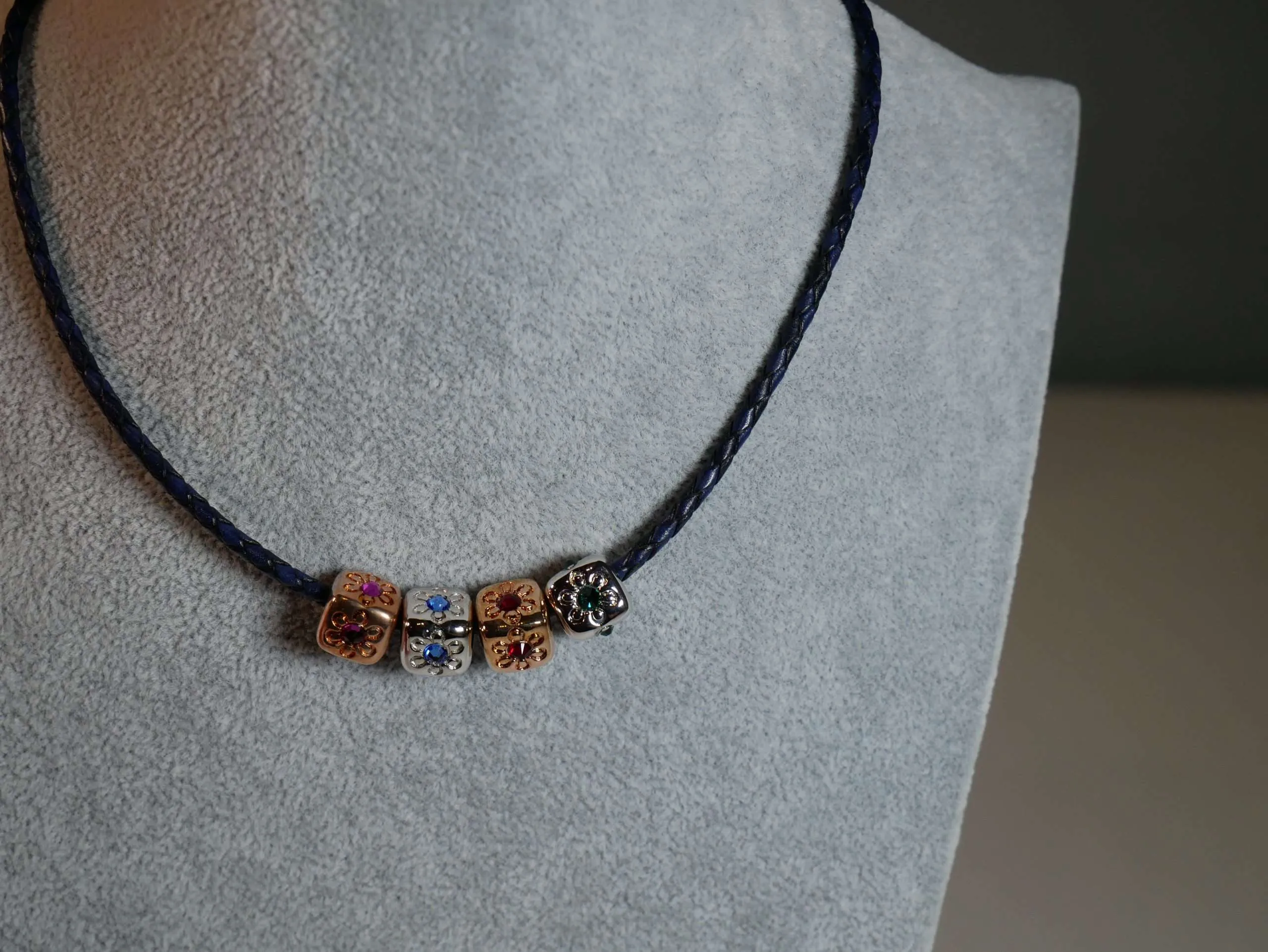 girocollo-bracciale-colored-cubes-pietre-swarovski-ines-de-la-fressange-girasoli