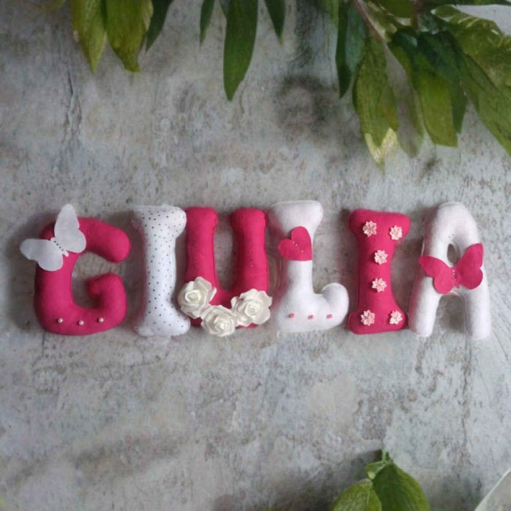 Elegante Banner Personalizzato in Pannolenci con Decorazioni Raffinate