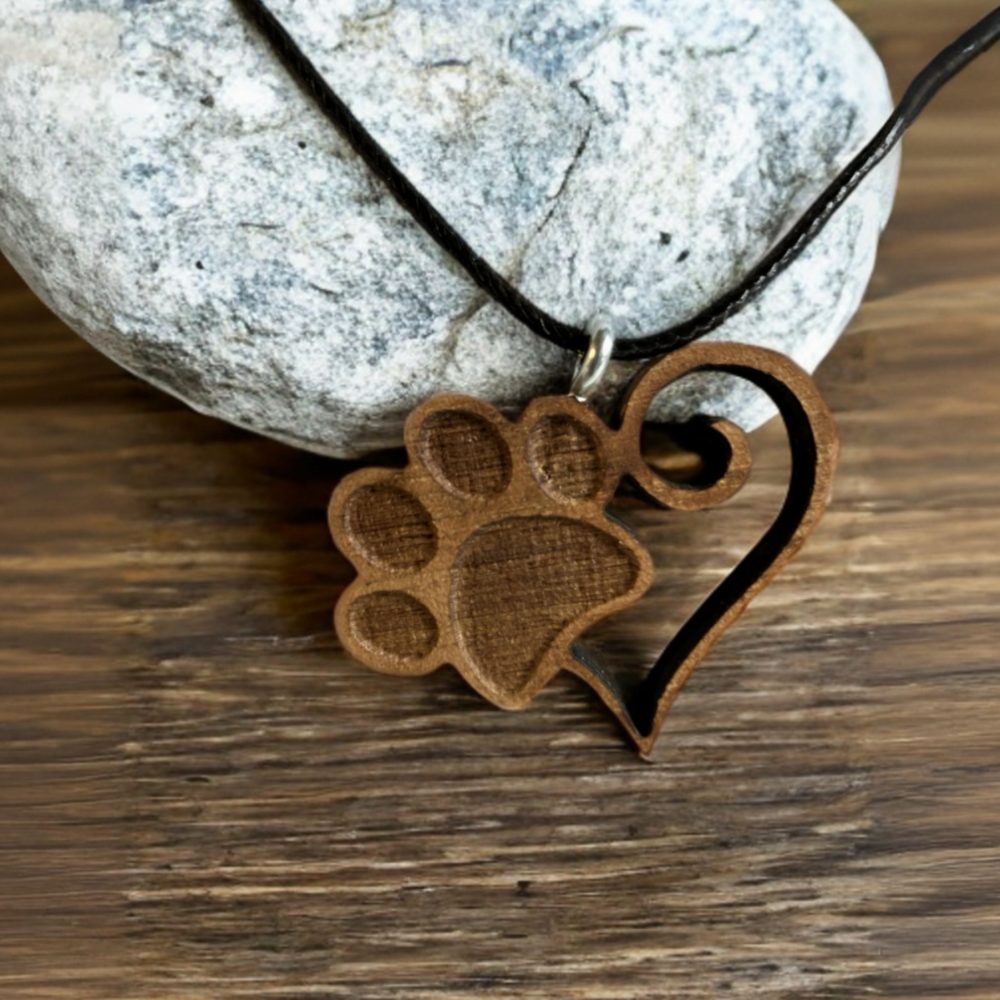 Collana Artigianale in Legno di Noce - Ciondolo Cuore con Zampa