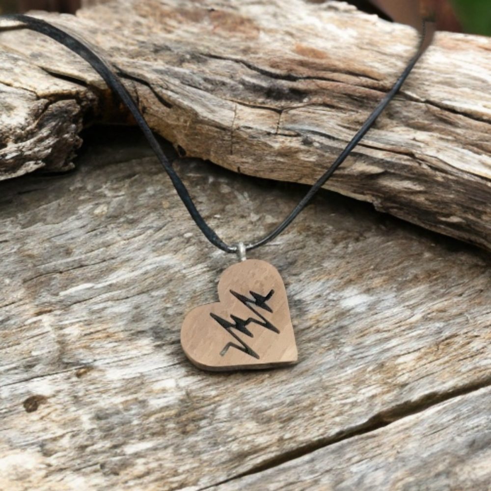 Collana Artigianale in Legno di Noce - Ciondolo Cuore con Incisione