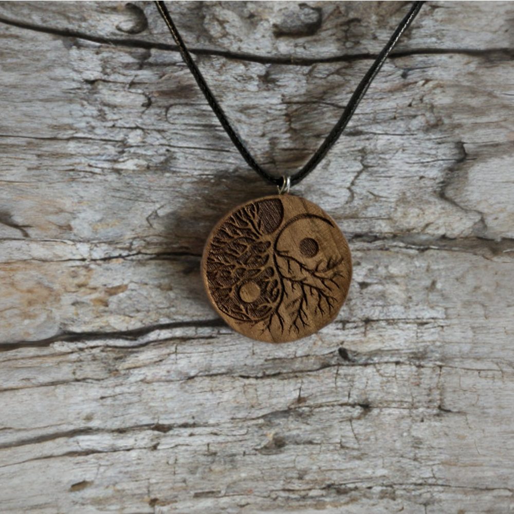 Collana in Legno di Noce Artigianale - Ciondolo Yin e Yang